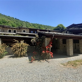 Lo spettacolo del monastero e della natura